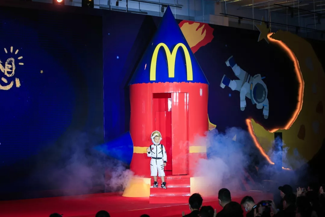 美团外卖麦当劳中国为孩子“点亮梦想”，带你上天！
